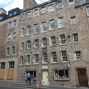 https://spacious-and-historic-2-bed-flat-on-royal-mile.edinburghhotelsuk.org